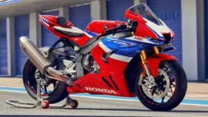 2025-honda-cbr1000rr-r-sports-bike-tech-performance